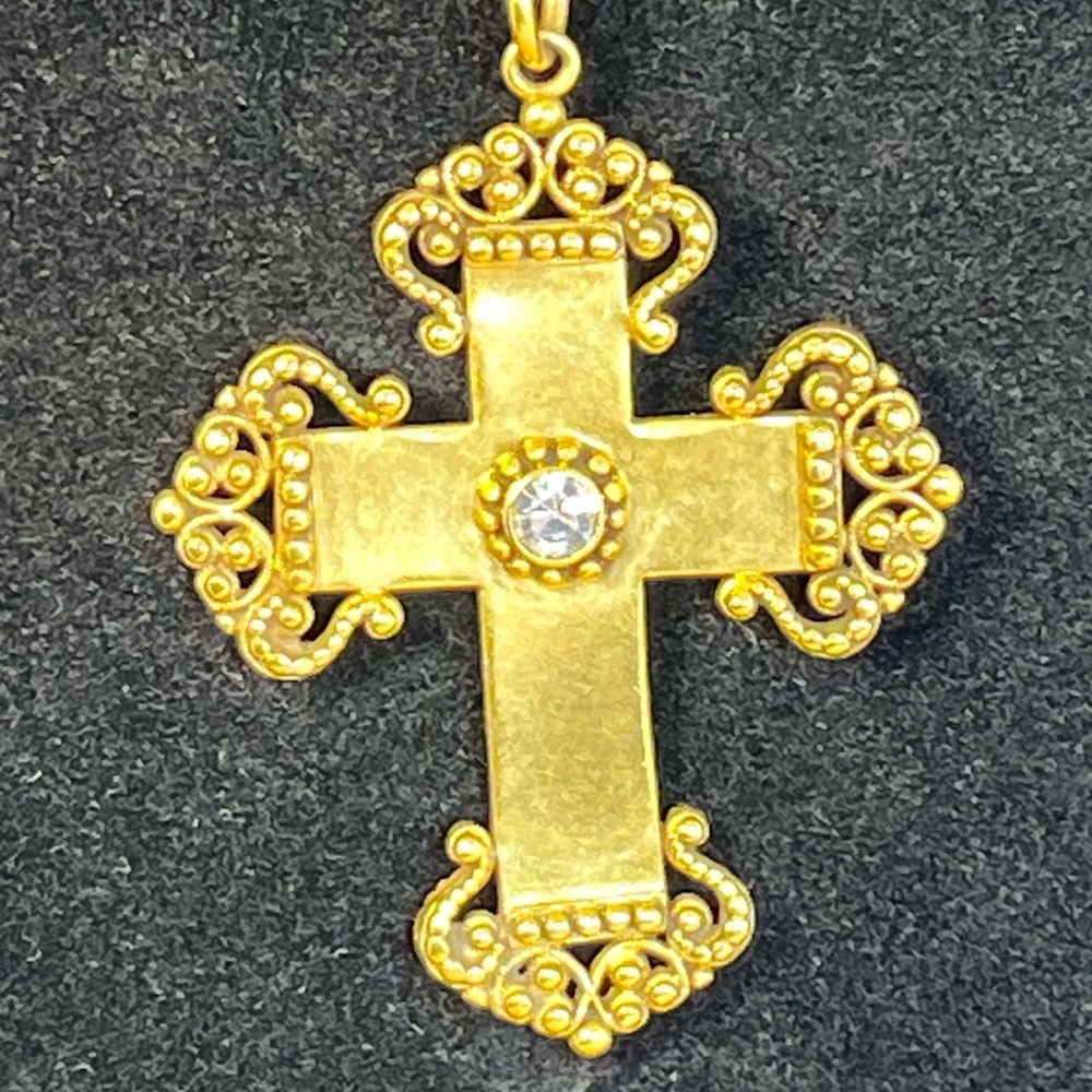 Vintage Gold Toned 2x1.5 Inch Pendant On 24 Inch Gold Toned Rope Chain